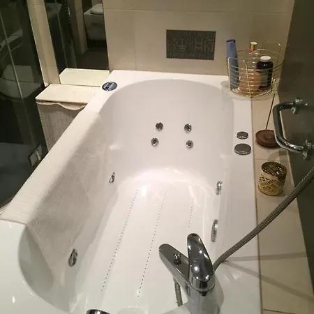A Unique Space In The Heart Of Wroclaw. Spacious, Luxury In A Historic Building *